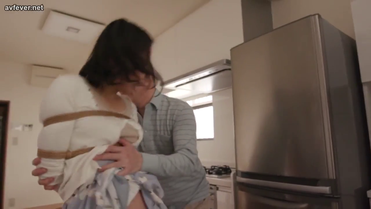 站立 · 厨房 · 惊恐 · 搂抱 · 腹部 · 日常服 · 入室 · 麻绳