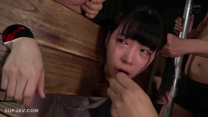 全裸 · 顔のクローズアップ · BDSM · 苦痛 · 木枷 · 束缚姿 · 室内暗房 · 指入口