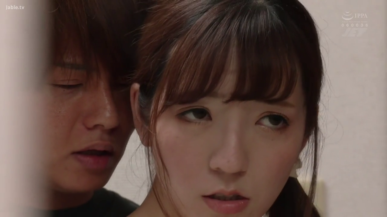 室内 · 面部 · 呆滞 · 双人 · 常服 · 耳语 · 背后站立