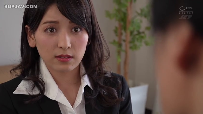 室内 · 脸部 · 站立 · 对话 · 职业装 · 注视 · 绿植 · 忧虑