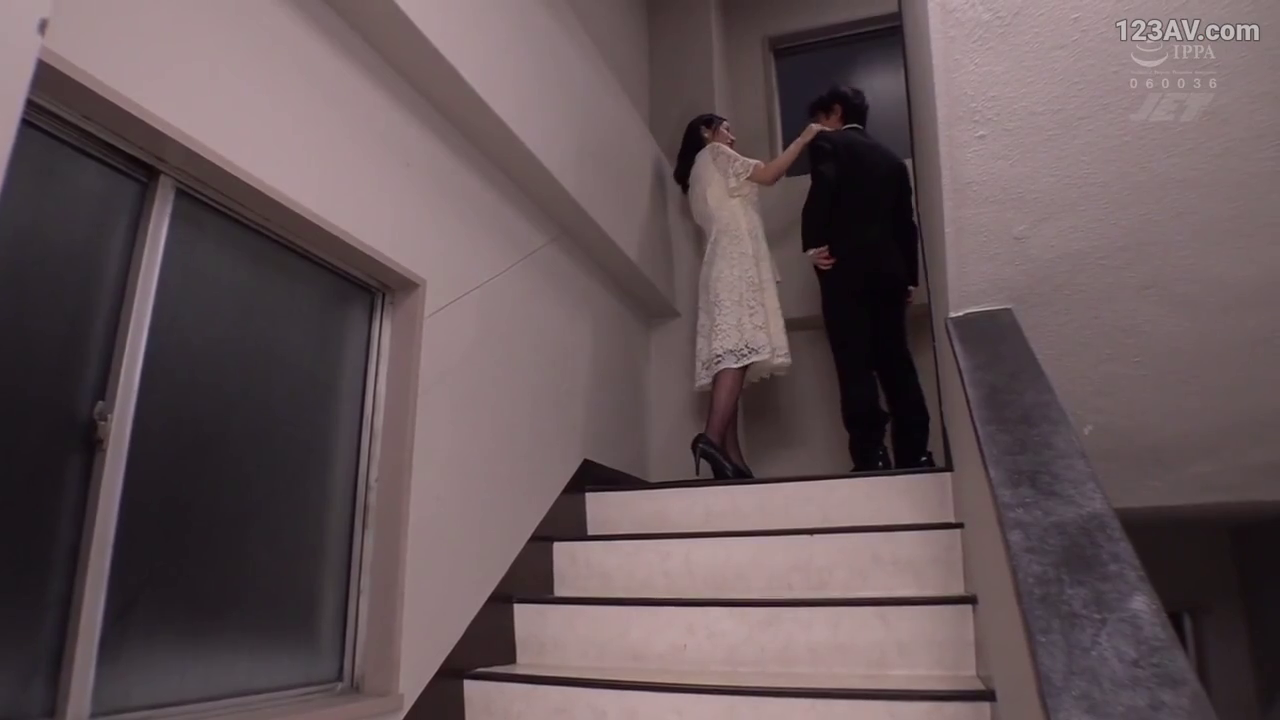 站姿 · 楼梯间 · 楼梯 · 远景 · 整理衣服 · 白色蕾丝裙 · 含情脉脉