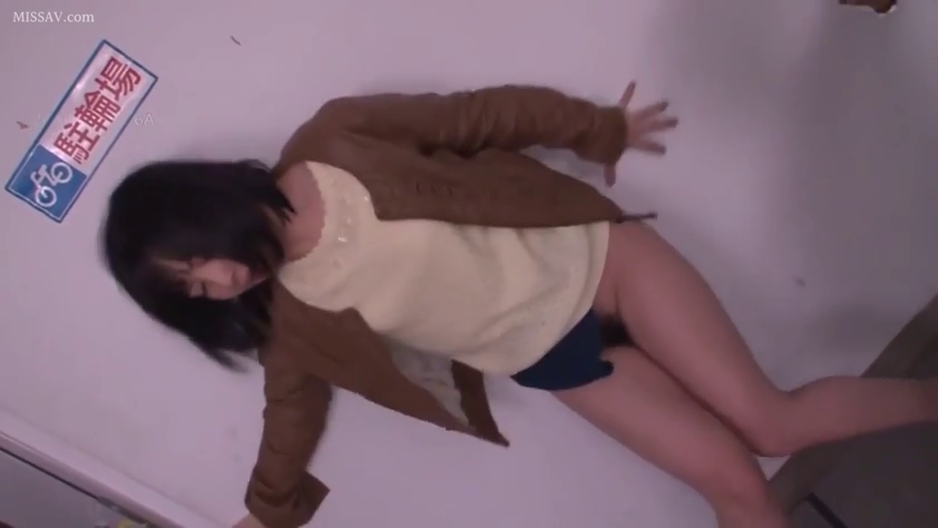 中景 · 走廊 · 外套 · 靠墙 · 昏暗 · 指示牌 · 停留 · 低落