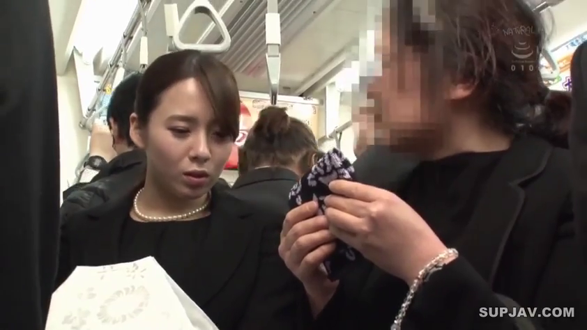 Serious · 面部 · Stand · Observation · 电车 · Formal attire · Public places · 电车拉环