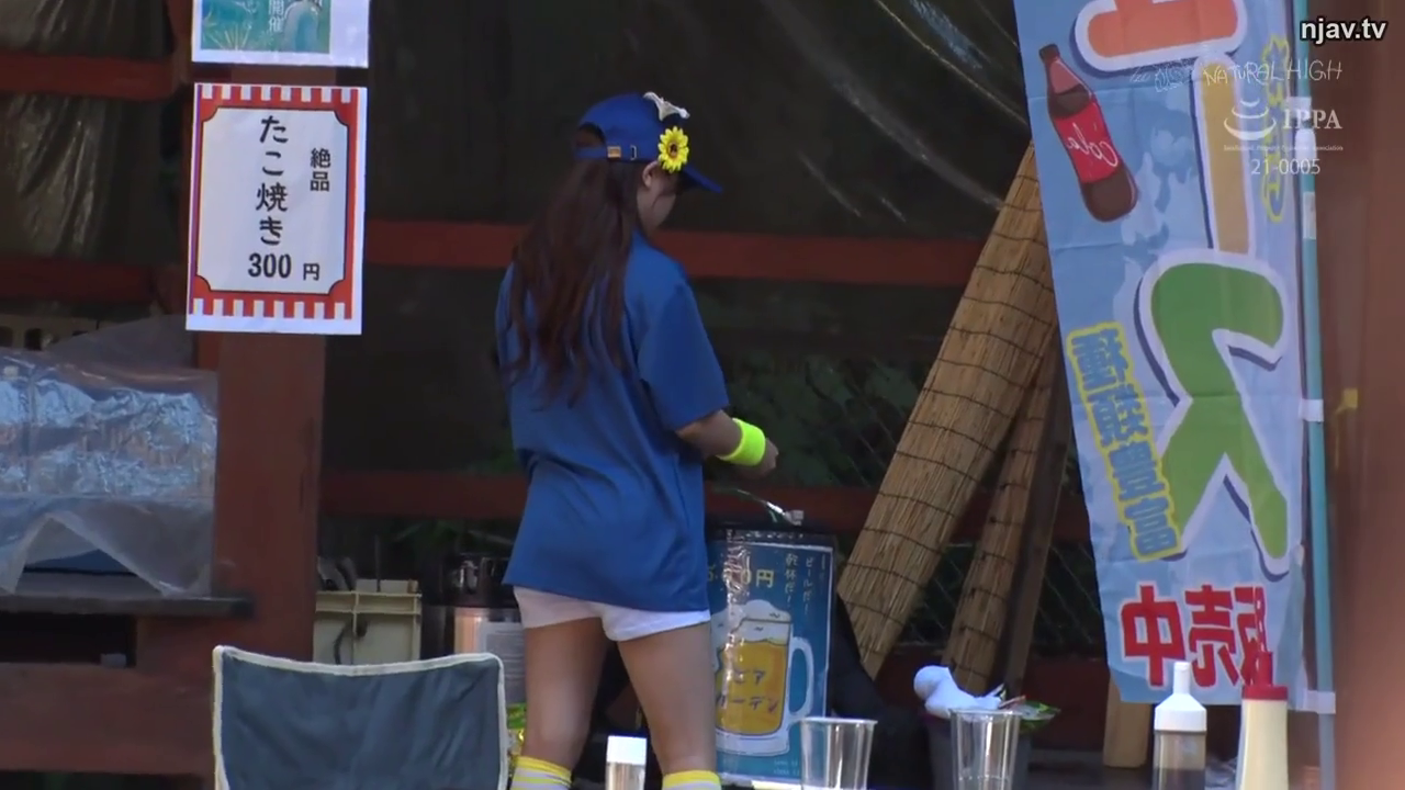 站立 · 户外 · 背影 · 运动服 · 生活化 · 工作 · 摊位