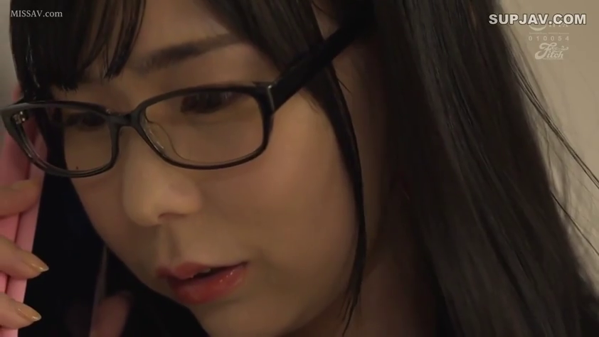 室内 · 真剣 · 面部 · 携帯電話 · 打电话 · 黒縁メガネ · 横に頭を傾ける