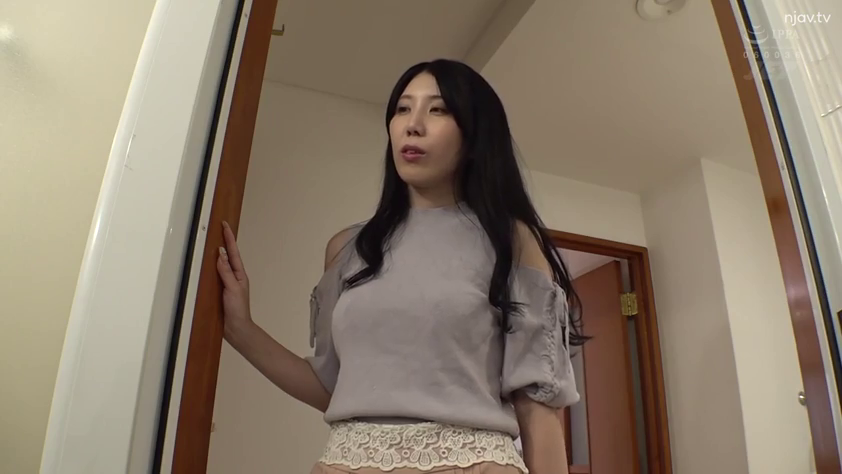 半身像 · 观望 · 居家风格 · 平静表情 · 灰紫色露肩装 · 室内门厅 · 扶门而立 · 木质门框