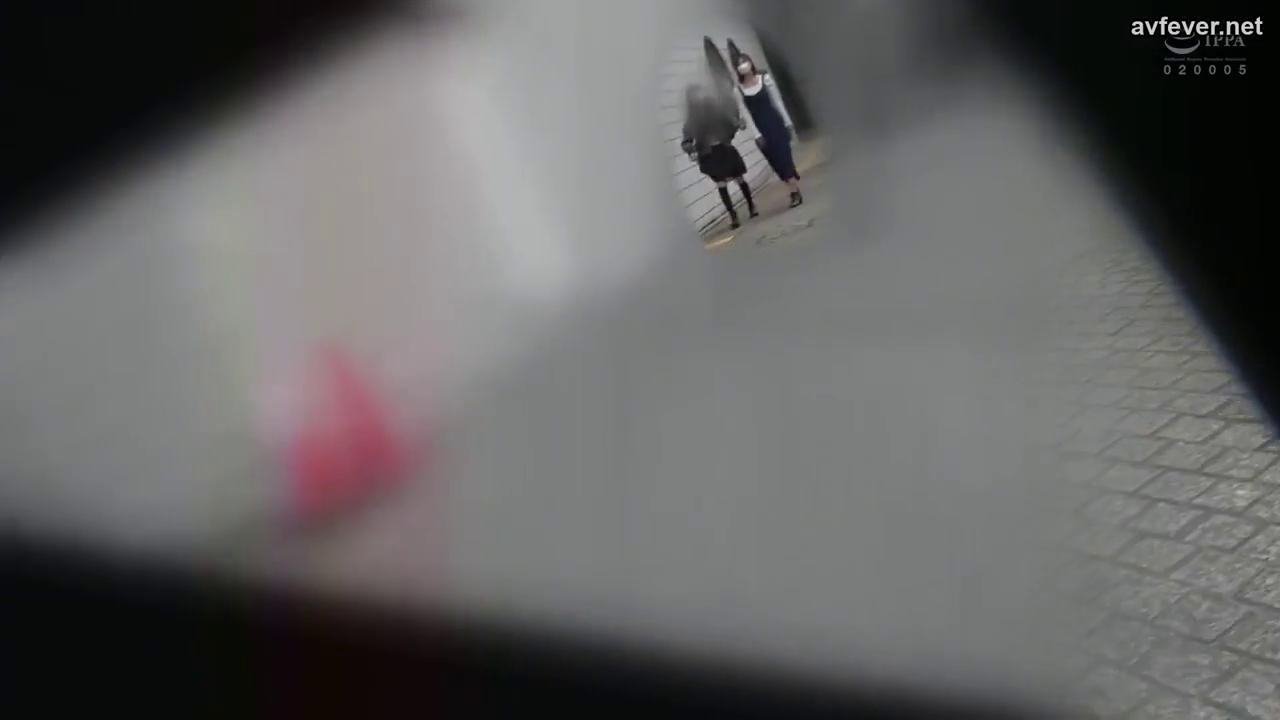 远景 · 街道 · 行走 · 平淡 · 口罩 · 走路 · 裙装 · 偷拍