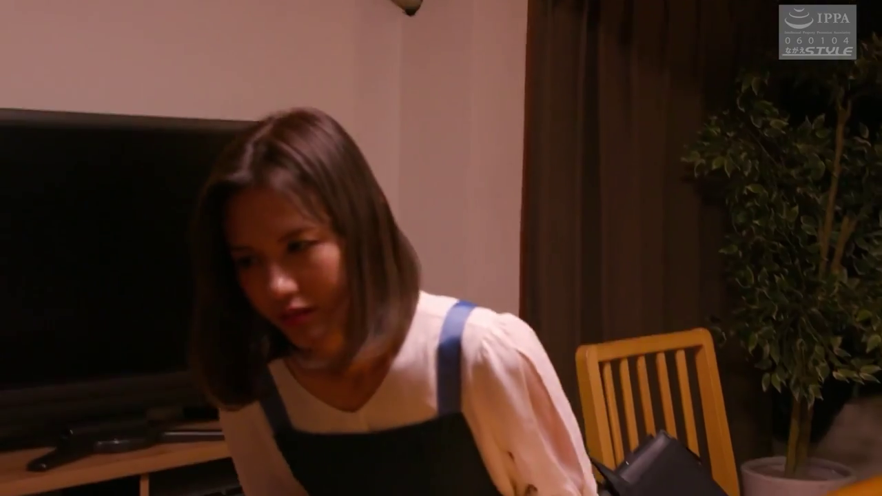 严肃 · 站立 · 客厅 · 日常 · 家政服 · 电视