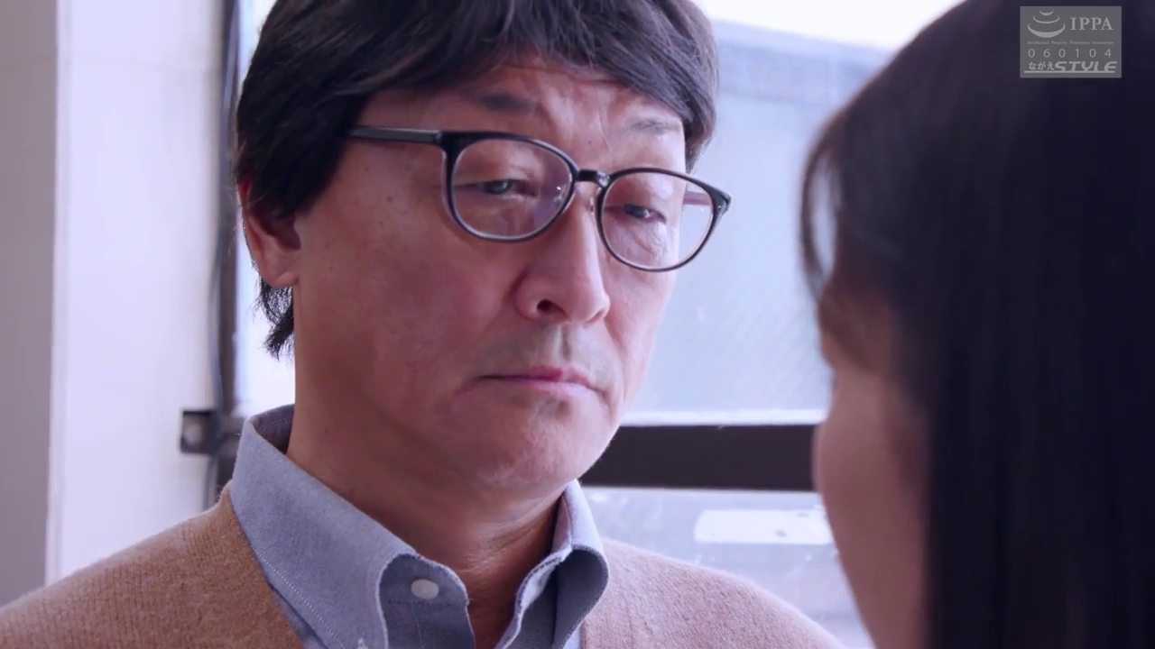 室内 · 严肃 · 眼镜 · 脸部特写 · 站立 · 针织开衫 · 注视对方