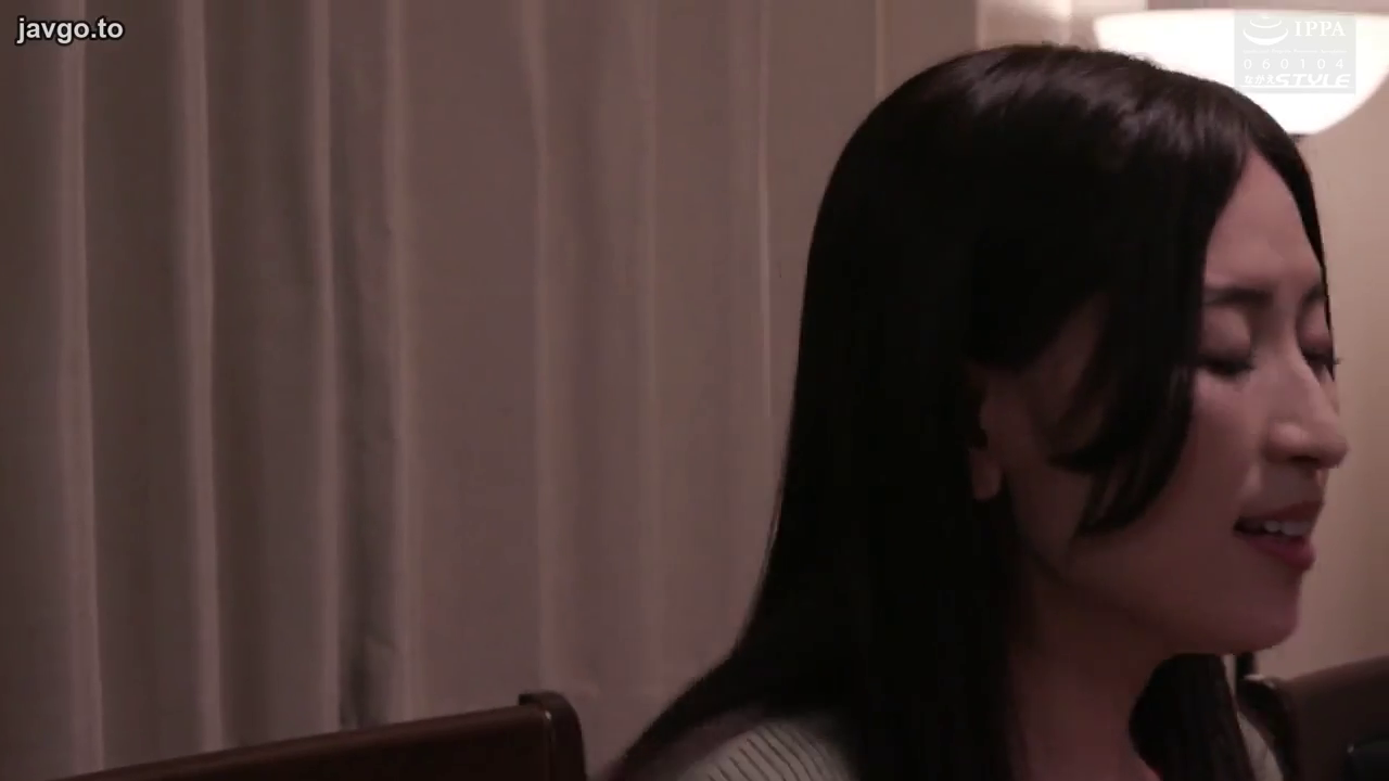 房间 · 仰头 · 沉醉 · 毛衣 · 侧脸 · 侧写 · 反应