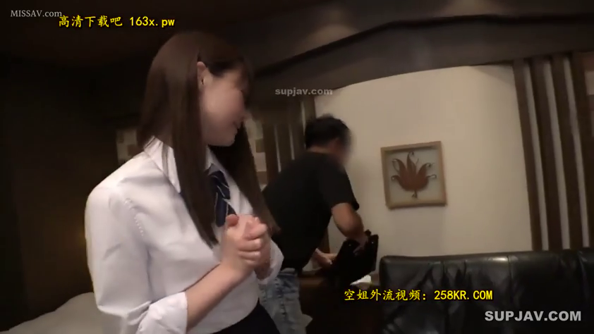 室內 · 校服 · 站立 · 中景 · 平靜 · 双人 · 挂画 · 合掌