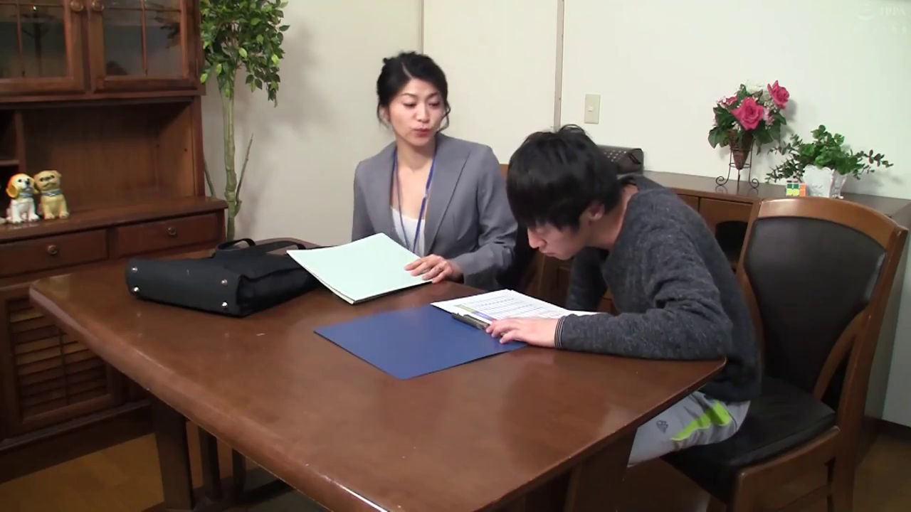 室内 · 坐姿 · 专注 · 中景 · 职场 · 灰色西装 · 公文包 · 看文件