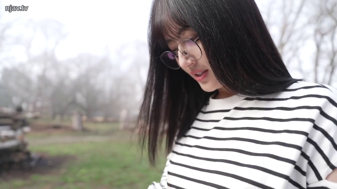 顔 · メガネ · 站立 · 平静 · 清纯 · 屋外 · 黑白条纹衫 · 頭を下げて見つめる