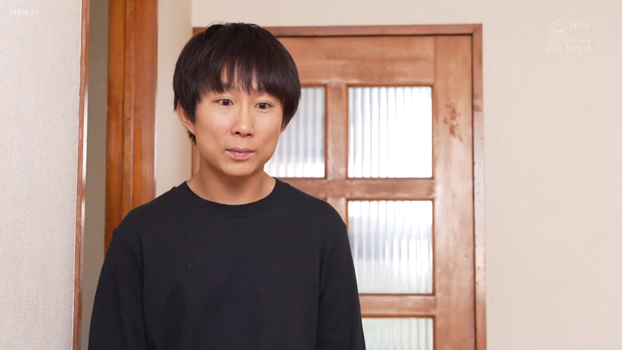 室内 · 站立 · 自然 · 半身 · 注視 · 水印 · 木门 · 黑色长袖T恤