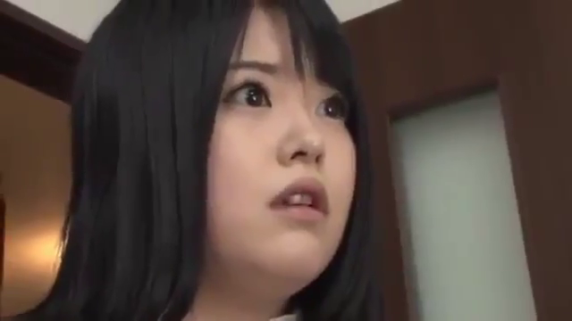 室内 · 顔 · 站立 · 白い上着 · 惊讶 · 观看