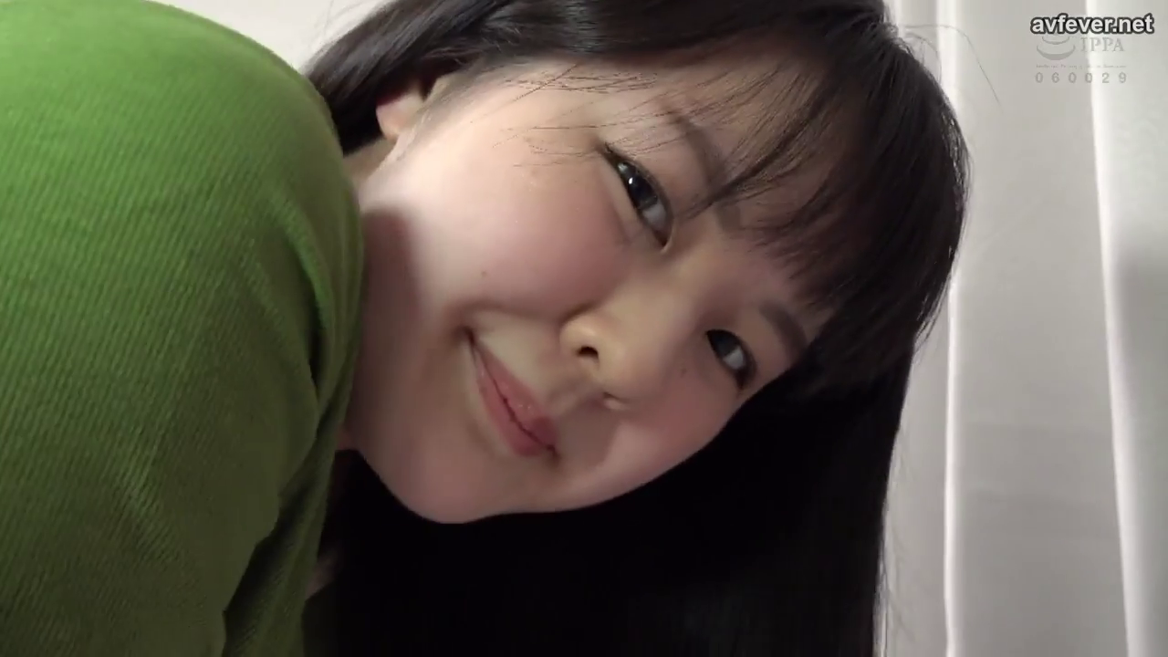 室內 · 面部 · 俯身 · 微笑 · 注視 · 窗簾 · 毛衣 · 大特写