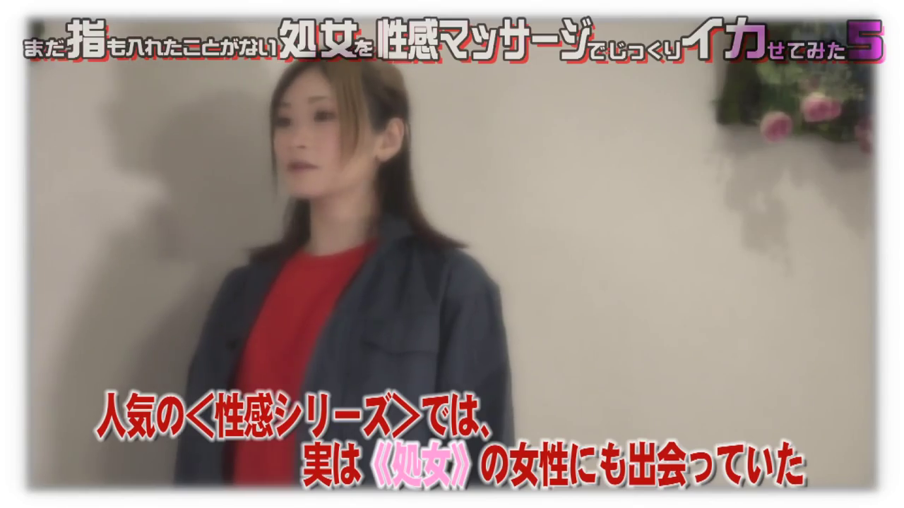 站立 · 平静 · 半身特写 · 受访 · 日文字幕 · 室内背景 · 蓝色夹克