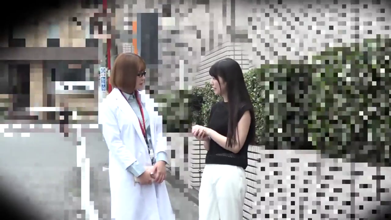 全身 · 便装 · 眼镜 · 马赛克 · 站立 · 自然 · 对话 · 街道