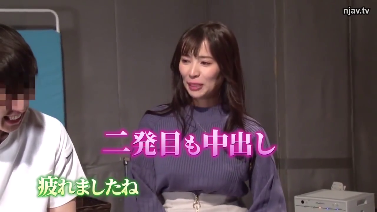 坐姿 · 特写 · 谈话 · 笑容 · 影棚 · 白色长裙 · 日文字幕 · 背景遮挡物