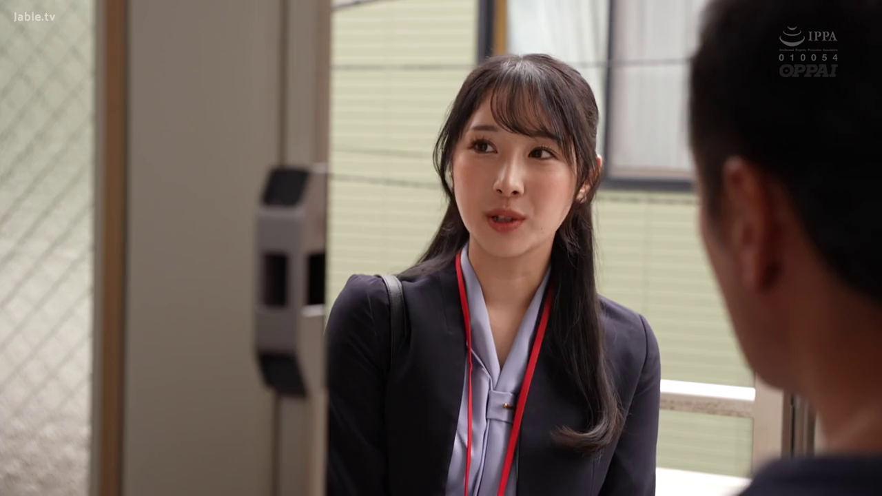 交谈 · 严肃 · 站立 · 职业装 · 剧情 · 近景 · 门口 · 挂绳