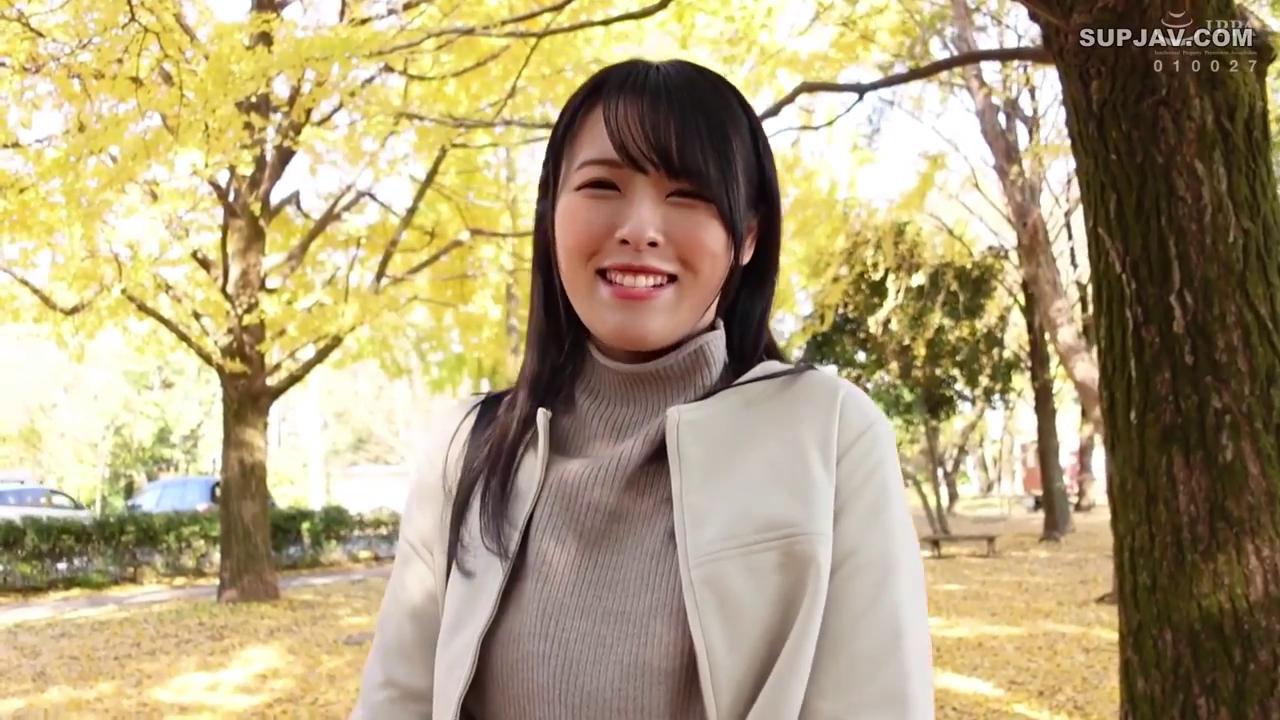 站立 · 微笑 · 半身 · 注視 · 外套 · 公园 · 树木 · 秋景