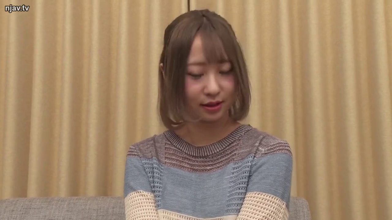 室内 · 坐姿 · 沉思 · 忧郁 · 半身 · 访谈 · 条纹毛衣