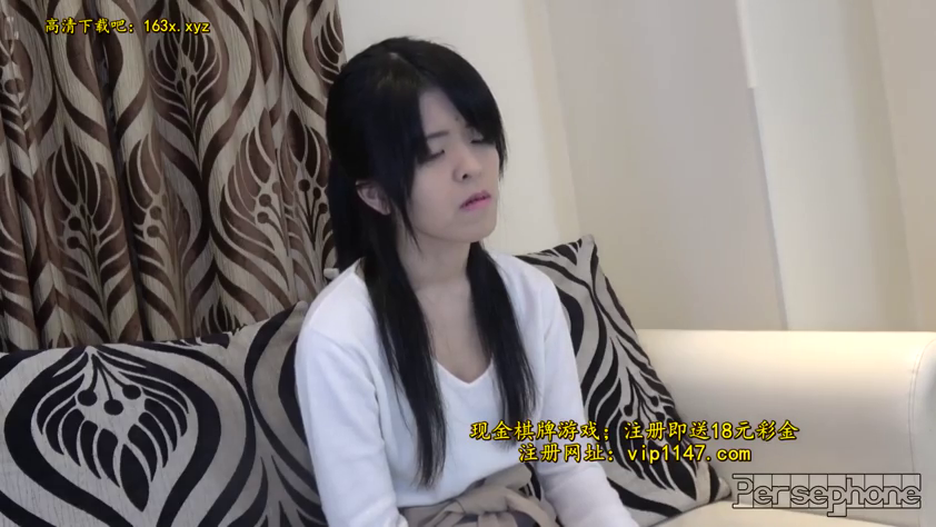 坐姿 · 忧郁 · 静坐 · 客厅 · 半身 · 白色上衣 · 广告水印