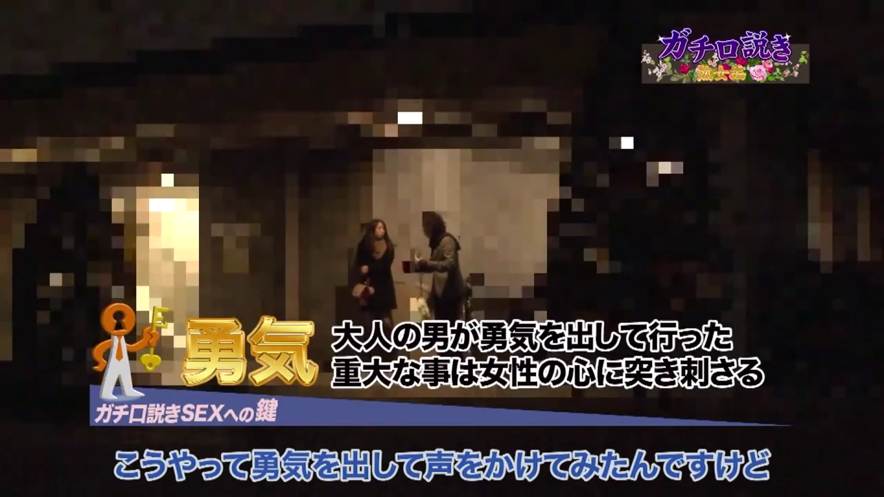 交谈 · 站立 · 打码 · 远景 · 手提包 · 户外 · 休闲服 · 模糊