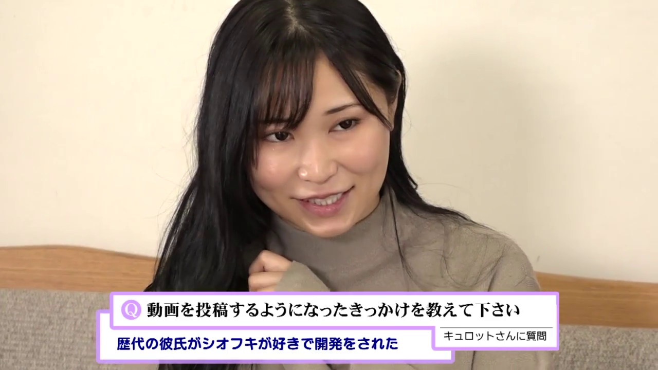 室内 · 座り姿勢 · 面部 · 微笑 · 谈话 · 灰色高领毛衣 · 字幕条 · 采访片段