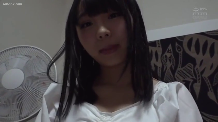 Indoor · Close-up of the face · 第一视角 · Stare · 电风扇 · 温柔 · Overlook · White tunic