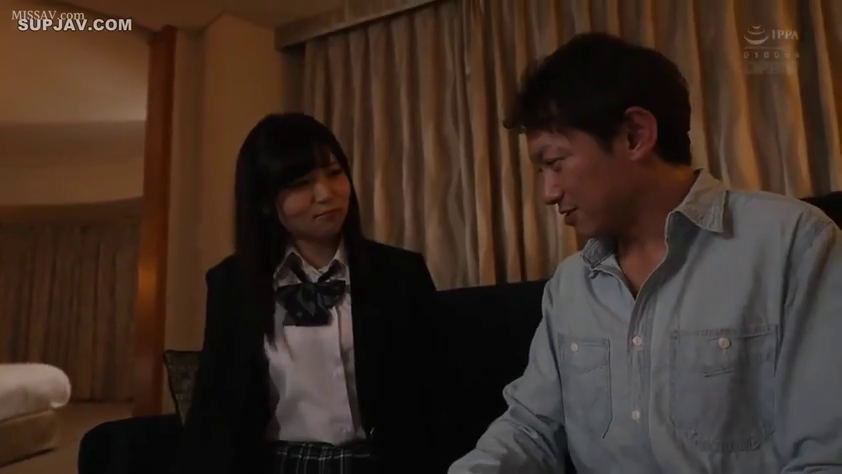 坐姿 · 交谈 · 卧室 · 窗帘 · 微笑 · 牛仔衬衫 · 制服题材