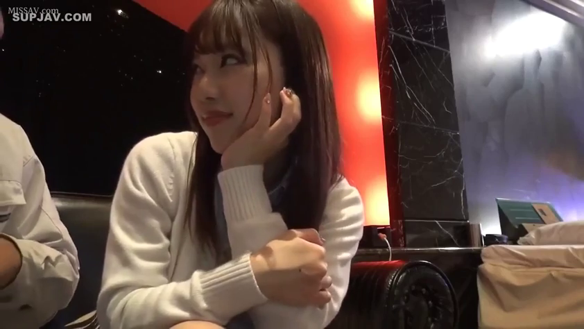 中景 · 注视 · 餐厅 · 长发 · 甜美微笑 · 白色针织开衫 · 托腮坐姿