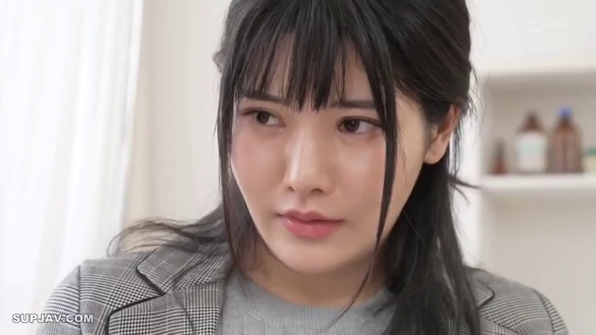 室內 · 坐姿 · 憂鬱 · 面部特寫 · 注視 · 職場 · 格子西装 · 药架