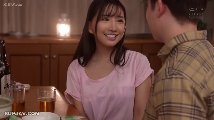 室内 · 座り姿勢 · 中景 · 微笑 · カジュアルウェア · チャット · 餐厅 · 啤酒瓶