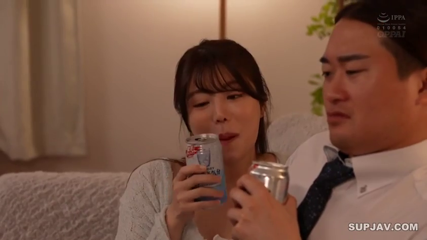 座り姿勢 · 微笑 · リビング · 近景 · 饮酒 · 日本AV · 白色针织衫 · 易拉罐