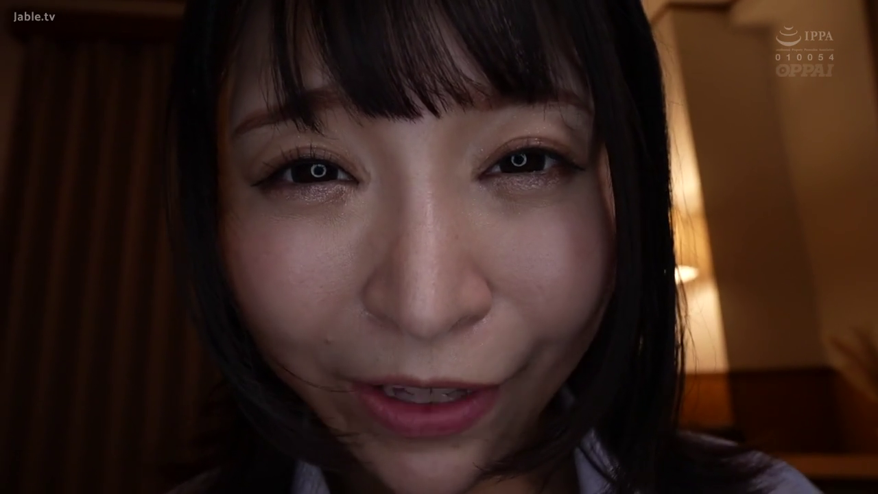 室内 · 俯身 · 脸部特写 · 白衬衫 · 微笑 · 第一人称视角 · 对视