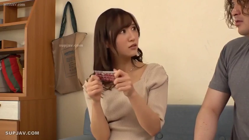 坐姿 · 中景 · 客廳 · 惊讶 · 米色針織衫 · 卡片 · 拿卡片谈话