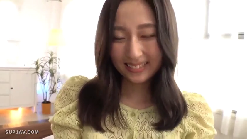 Indoor · Face · Potted plant · Smile · 居家 · Sit properly. · Gaze · 黄色蕾丝衫