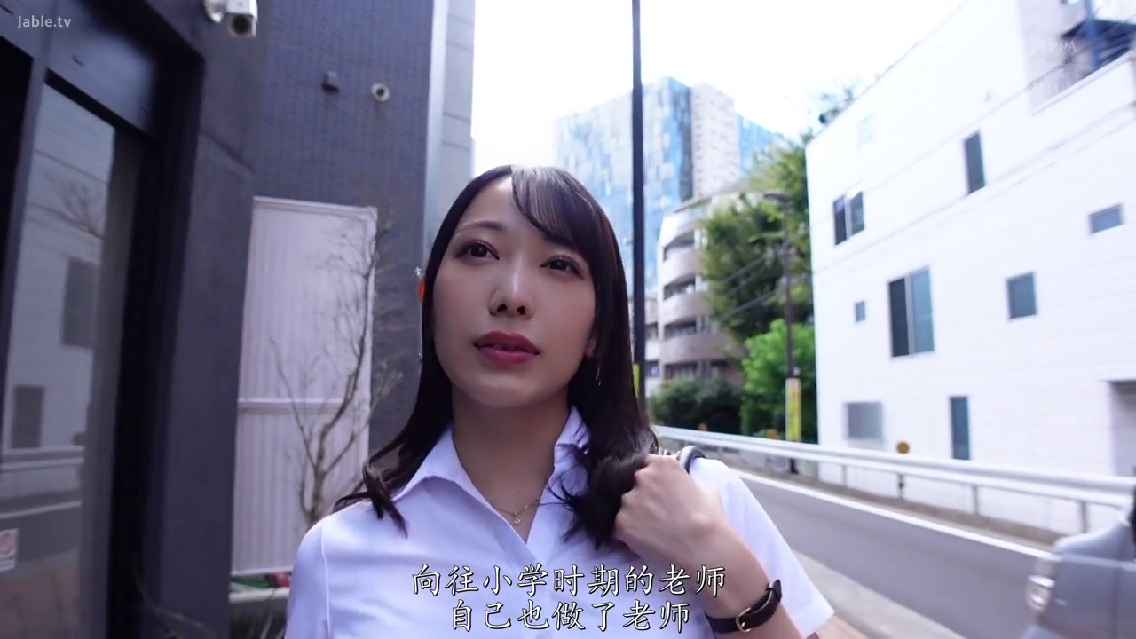 严肃 · 中景 · 站姿 · 白色衬衫 · 户外 · 挎包 · 单肩包 · 街头随拍