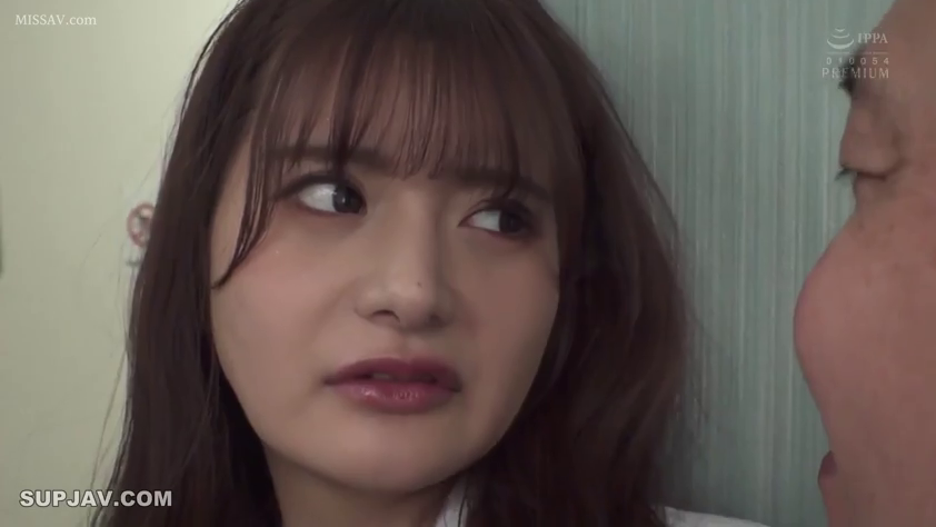 Indoor · Melancholy · Close-up of the face · Stand · 白衬衫 · 特写 · Eye contact