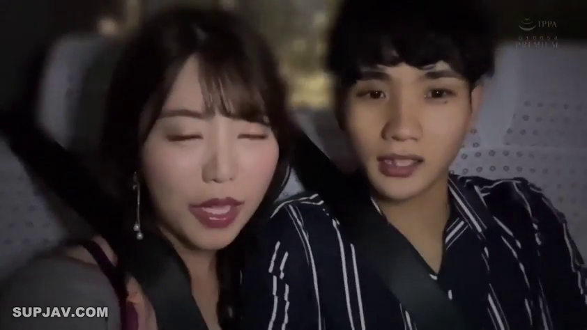 Sitting Posture · Conversation · 面部 · Smile · 车内 · Seat belt · 条纹衫与灰衣