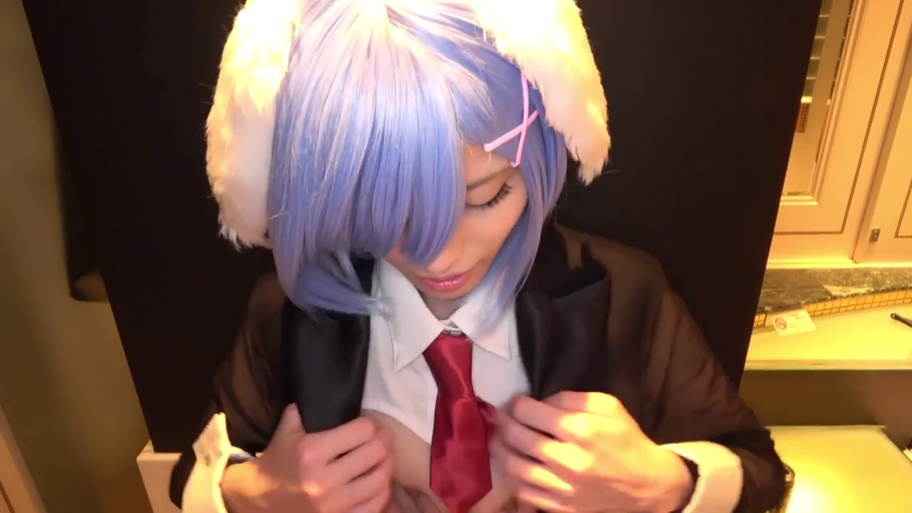 室内 · 坐姿 · 胸部 · 低头 · 假发 · 动漫Cosplay · 拨开衣服