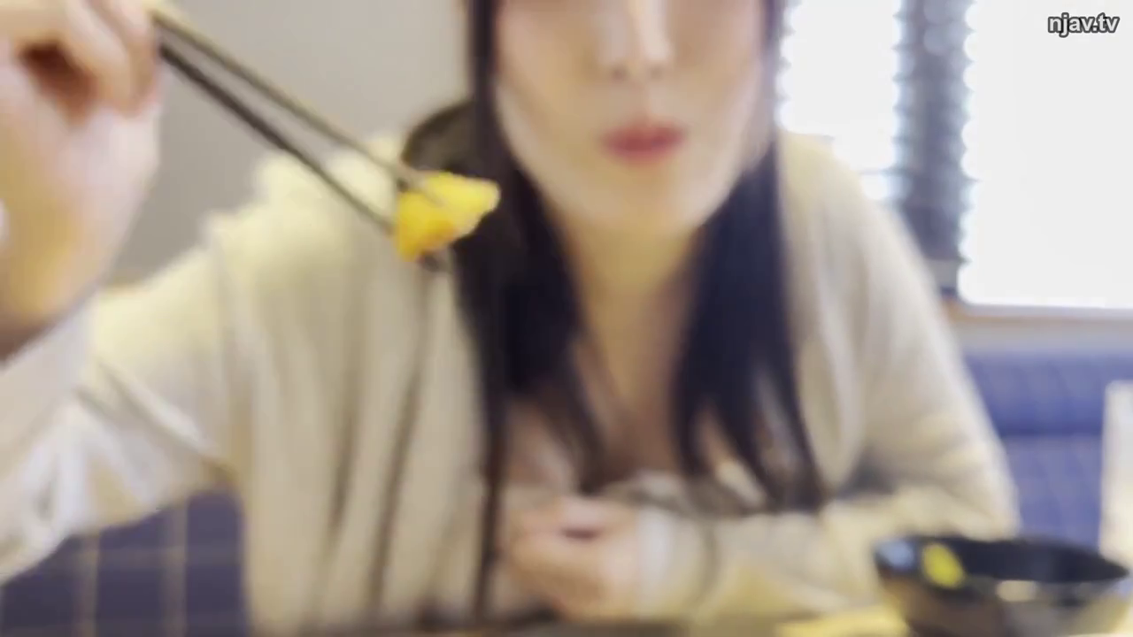 坐姿 · 中景 · 餐厅 · 进食 · 模糊 · 画面模糊 · 筷子 · 米色开衫