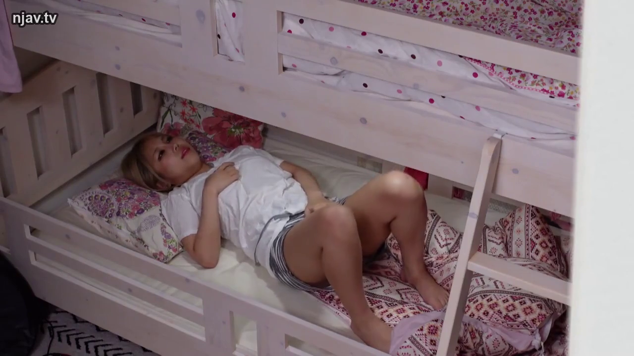 全景 · 自慰 · 枕头 · 白T恤 · 居家视角 · 迷茫 · 宿舍双层床 · 仰卧屈膝