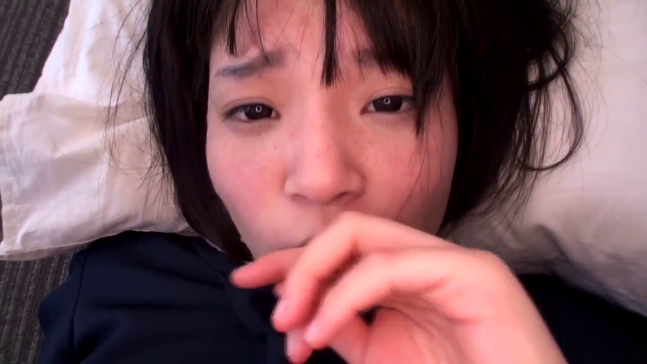 面部 · 忧郁 · 卧室 · 枕头 · 注视 · 深色上衣 · 侧躺 · 散发