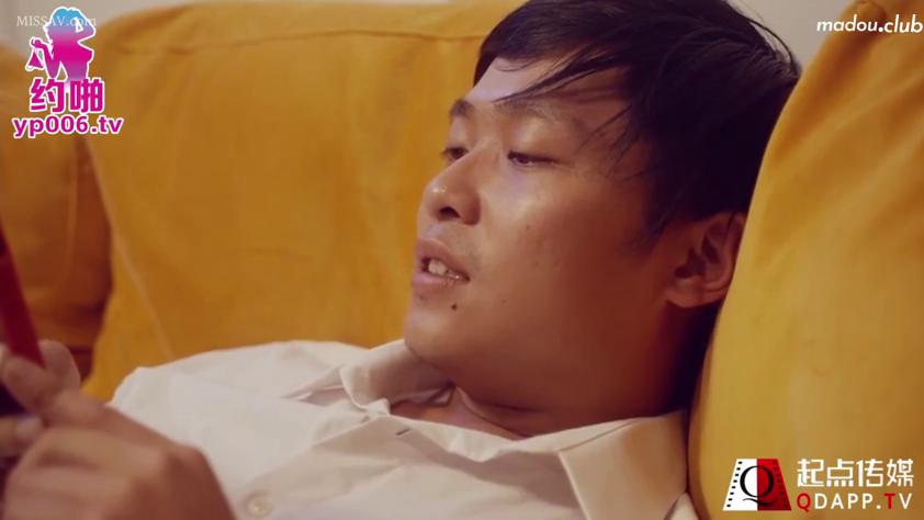 侧面 · 白衬衫 · 客厅 · 呆滞 · 看手机 · 手机 · 黄色沙发 · 侧躺