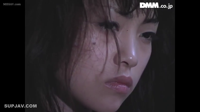 Indoor · 面部 · Melancholy · Gaze · Side face · 特写镜头 · Unrecognizable