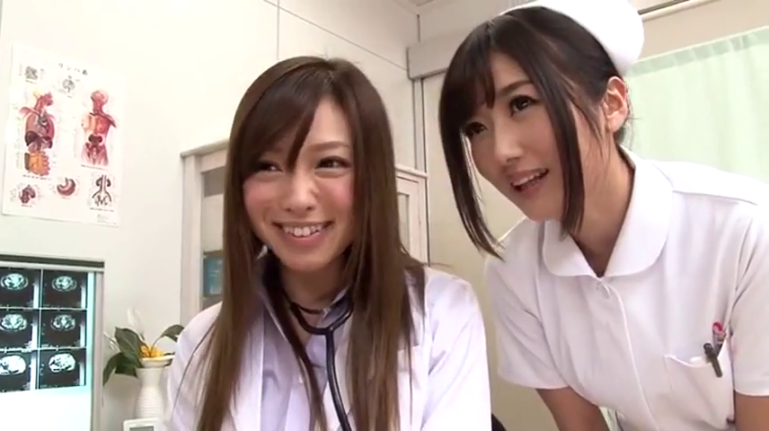 俯身 · 脸部 · 护士服 · 微笑 · 双人 · 诊室 · 听诊器 · 开朗