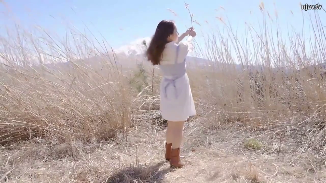 全身 · 站立 · 自然 · 远景 · 户外草地 · 白色连衣裙 · 举手采摘 · 枯枝