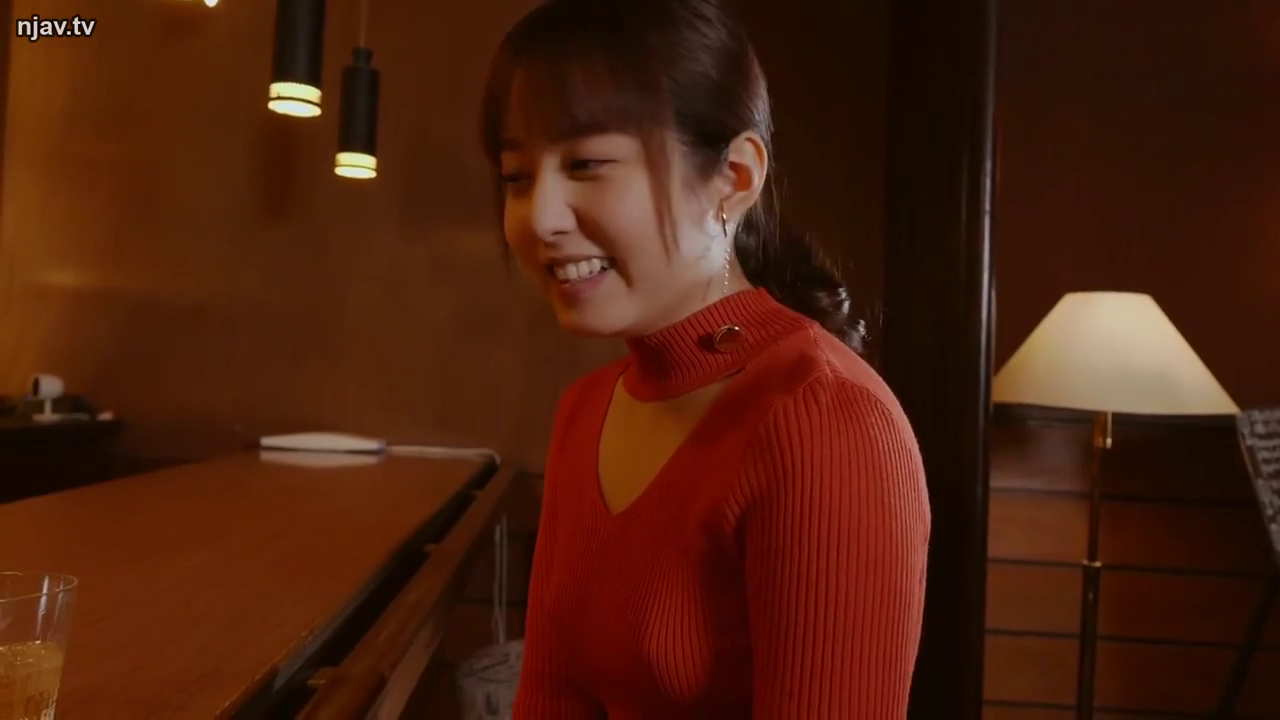 坐姿 · 交谈 · 面部 · 酒杯 · 针织衫 · 餐厅 · 生活照 · 开心